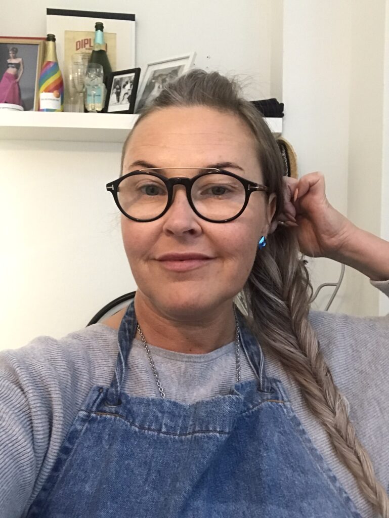 ESTENOMI Kampaajana 33v. Pigmentointia 15 vuotta,Meikkitaiteilijana / maskeeraajana 15v. 